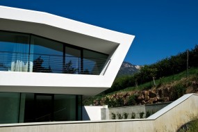 Giacomuzzi Commercial Building - monovolume architecture + design - Italy