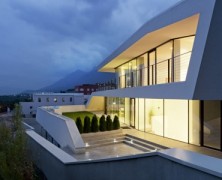 Giacomuzzi Commercial Building – monovolume architecture – Italy